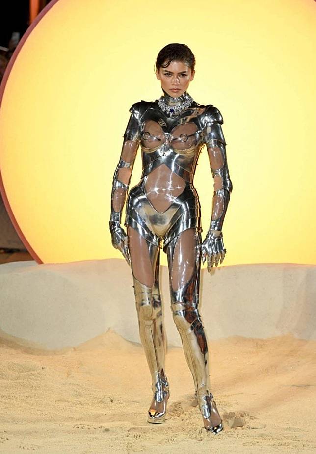 Zendaya在《沙丘2》電影宣傳活動時以鐵甲造型登場。（圖片來源：X@porqueTTarg）