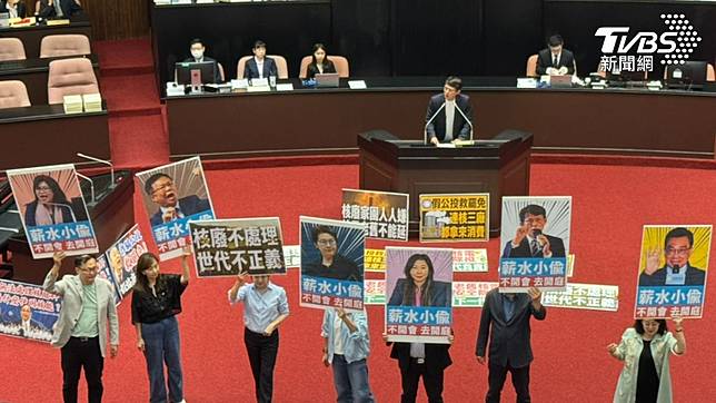 民眾黨團總召黃國昌趕抵議場發言。（圖／劉庭宇攝）