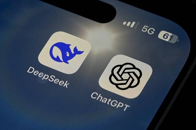 2025年1月28日。手螢幕上顯示DeepSeek和ChatGPT的應用程式。（AP）