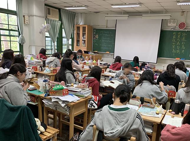 115學年度高中免試入學放榜，錄取率達99.21%，但受少子化影響，全台仍有近3.4萬個招生名額缺額。（圖：高中生示意照）