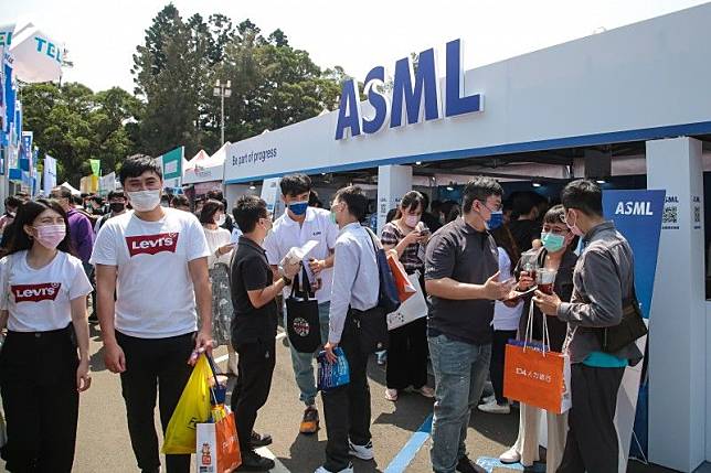 荷蘭晶片設備巨擘艾司摩爾（ASML）原訂今（16）日公布的財報提早暴雷。（資料照，顏麟宇攝）