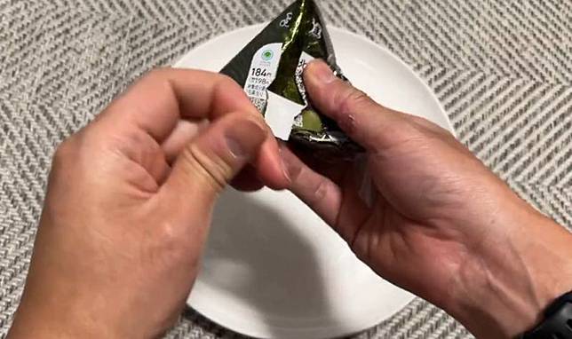 日本網友示範如何拆三角飯糰，不沾手就享用飯糰。（翻攝X@dydt_Nao）