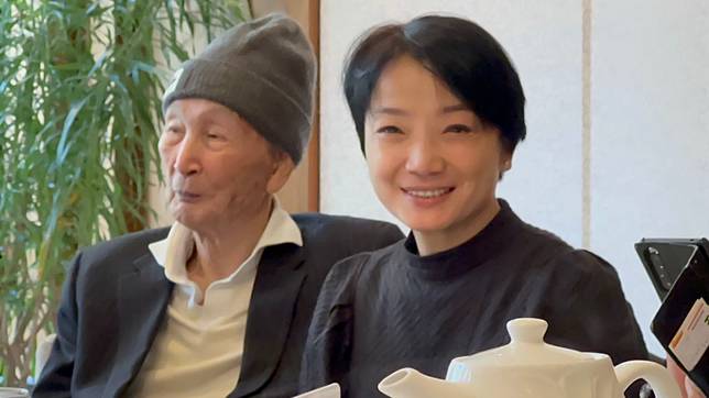 蔡揚名（左）現在和老婆貢丸姊姊一起住。資料照