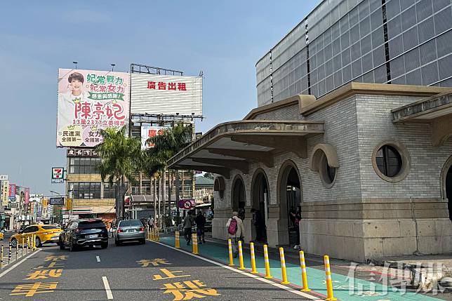 在遠離罷免戰場的台南市處處可見大型選舉看板，陳亭妃與林俊憲的初選較勁似乎更加凸顯。（攝影／張全慶）