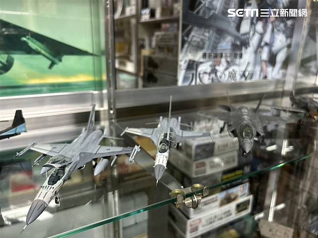 店內有著飛機、軍事、摩托車等類型模型外，也有販售日本原汁原味的模型誌，品項琳琅滿目。（圖／記者簡浩正攝影）