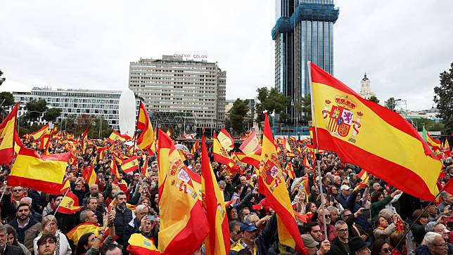 西班牙民眾10月29日在首都馬德里示威，反對代理總理桑傑士以特赦加泰隆尼亞分離分子作為政治交換。路透社