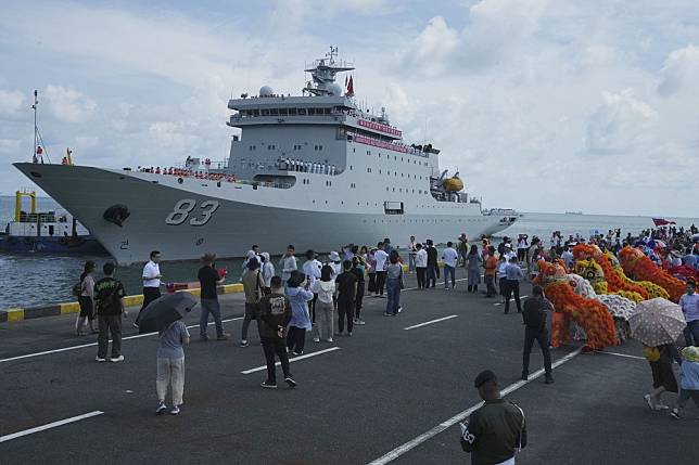 衛星圖像揭露，2艘中國軍艦停泊柬埔寨已長達半年。圖為1艘中國海軍軍艦5月中造訪柬埔寨施亞努港。（美聯社）