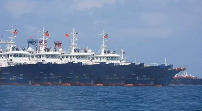 中國民兵船。圖為2021年3月菲律賓發現約220艘中國民兵船以魚船名義，列隊停泊在南海牛軛礁（Whitsun Reef）附近。   圖：達志影像/美聯社(資料照片)