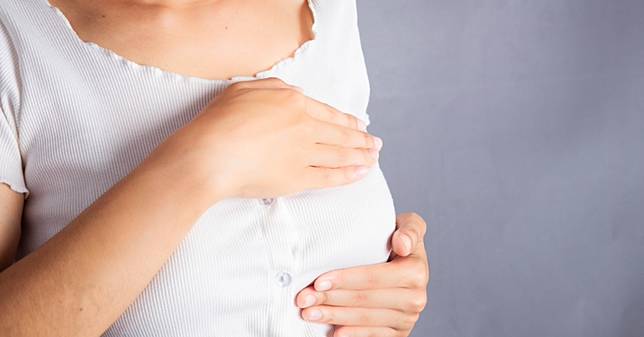哺乳胸部上方硬塊，是塞奶嗎？怎麼判斷？塞奶了怎麼辦？何時該看醫師？務必及早處理，以免惡化成蜂窩性組織炎或乳膿瘍