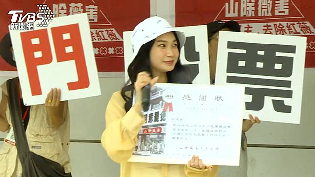罷免王鴻薇團隊重新掛看板。（圖／TVBS）