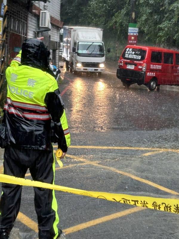 對流雲系發展旺盛，新北市土城區28日下午一度降下 滂沱雨勢，在永豐路171號高速公路涵洞前、永豐路 270巷口、永豐路195巷口等處出現積淹水，警方獲報 派員到場拉起封鎖線管制，籲請民眾改道通行。 （翻攝照片） 中央社記者楊侃儒傳真 113年6月28日