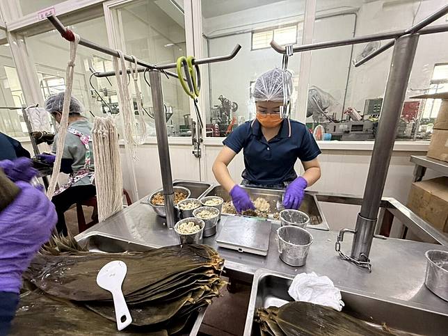 虎尾鎮農會推出的超人氣「虎霸王花生粽」今年改名為「虎吉粽」，短短兩周就賣出10萬顆，目前積極趕工包肉粽。記者蔡維斌／攝影
