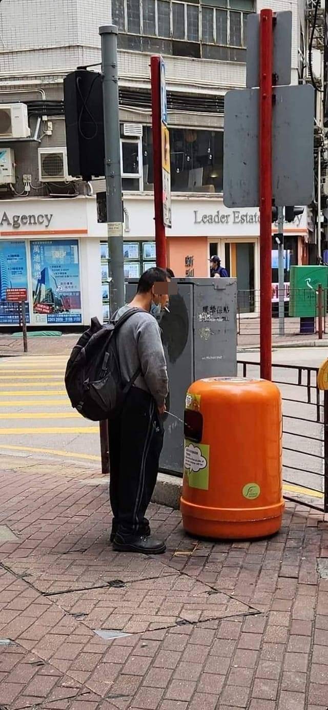 荔枝角有人在街邊垃圾桶小便。(Facebook群組「我哋真係好X鍾意香港」圖片)