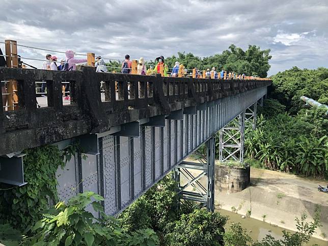 台南山海圳國家綠道健走路線，跨越官田溪、渡仔頭溪、曾文溪三座渡槽橋。(記者盧萍珊攝)