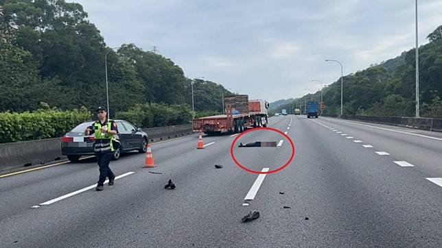 驚傳有民眾被拋飛車外。（圖／翻攝自記者爆料網）