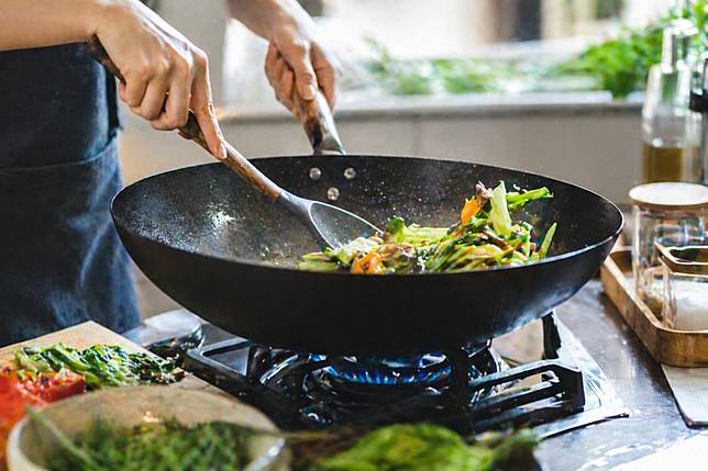 預防霍亂，食物要充分煮熟，烹調及製備過程亦應避免生熟食交叉污染。（示意圖／AI生成）