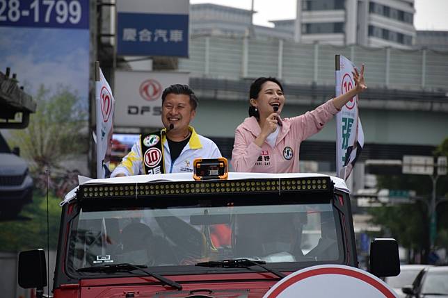 下午則由從小在中和就學的學運女戰神賴品妤陪同張志豪車隊掃街。   圖：張志豪服務處提供