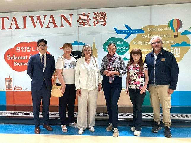 法國國民議會友台小組主席帕媞斯黛(左三)率團訪台。(外交部提供)