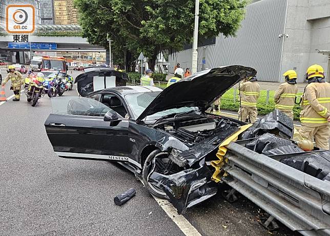 跑車撞欄車頭毀爛。(馬竟峯攝)