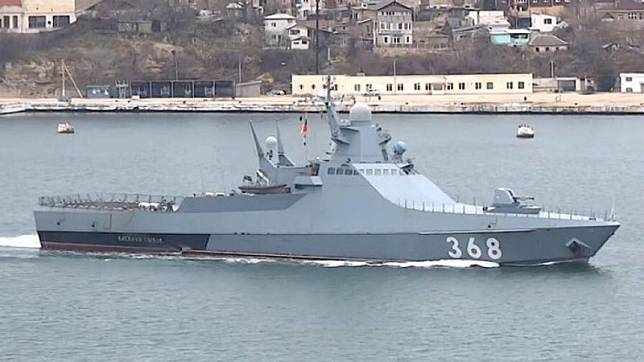 俄官媒報導，烏克蘭無人機17日晚間襲擊 22160 型巡邏鑑瓦西里·畢可夫號（Vasily Bykov）等艦艇，但俄方稱攻擊失敗。 圖：擷取自「X」（原推特）@visegrad24