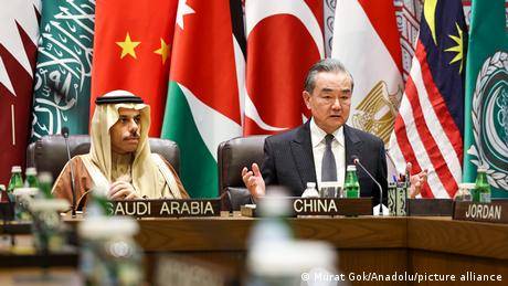 資料圖片：沙特阿拉伯外交部長費薩爾（Faisal bin Farhan bin Abdullah）和中國外長王毅於2023年11月在紐約舉行的會議上