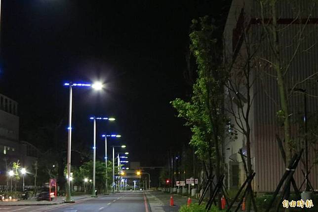 市議員黃馨慧指台中市有些LED路燈不夠明亮廣度也不夠，建設局應該修改。(記者蘇金鳳攝)