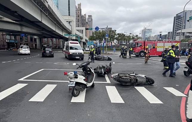 21日上午，新北新莊區一台賓士突然暴衝追撞9台機車，造成4人受傷送醫。 圖片來源/新北市政府消防局提供