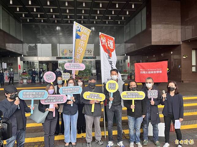 多個建築、景觀團體今天前往台北市政府抗議，質疑立意良善的TOD變成容積大拍賣。(記者蔡思培攝)