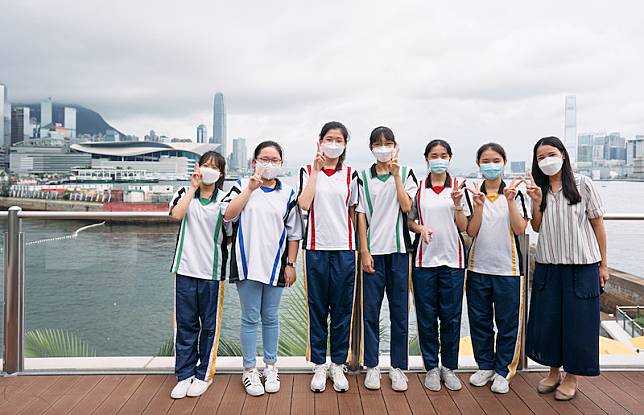 仁濟醫院第二中學一行七人出席香港遊艇會慈善基金會的活動，近距離欣賞回歸帆船賽。