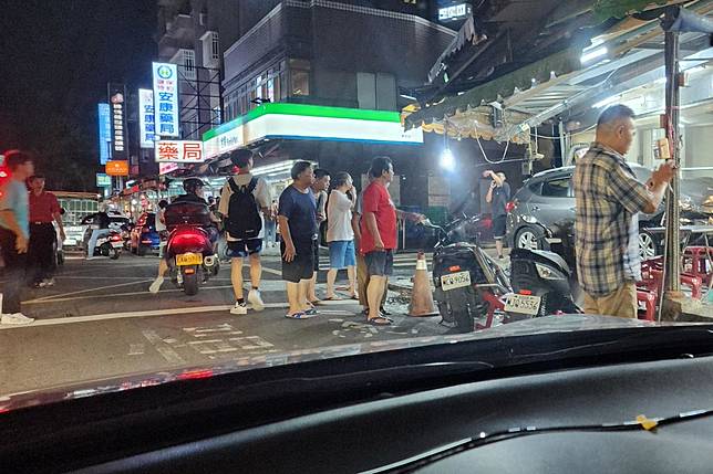 台北市內湖區東湖市場發生未成年少年無照駕駛撞死3人的不幸事故。（圖片來源／翻攝自臉書「我是東湖人」）