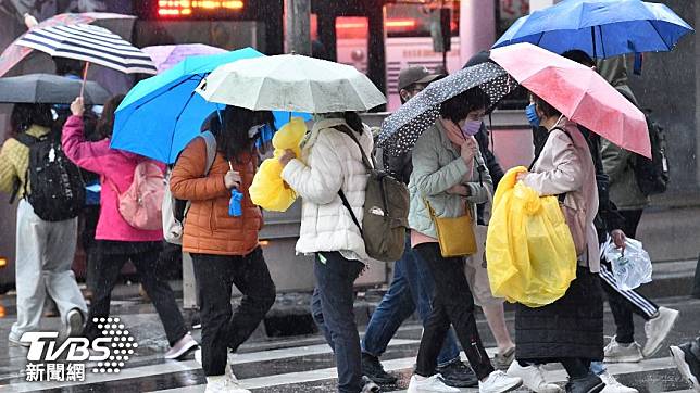 中央氣象署針對新竹縣、苗栗縣、臺中市發布大雷雨即時訊息。（圖／胡瑞麒攝）