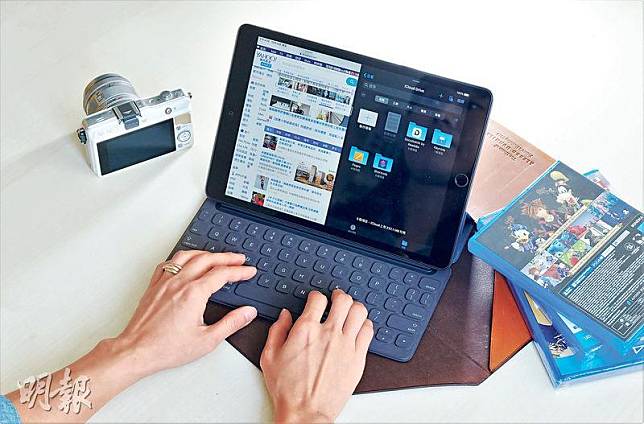 全鍵盤機蓋——第7代iPad支援全新的全鍵盤機蓋（售$1248），配合多工界面，用家可以同時開啟瀏覽器及文書檔案，與手提電腦都頗為接近。（吳一鳴攝）