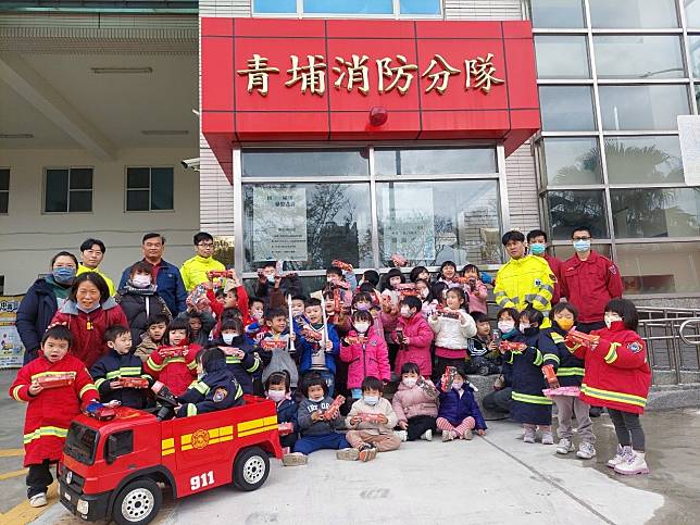 青埔幼兒園的55位小朋友到桃園市消防局青埔分隊參訪。圖：青埔分隊提供