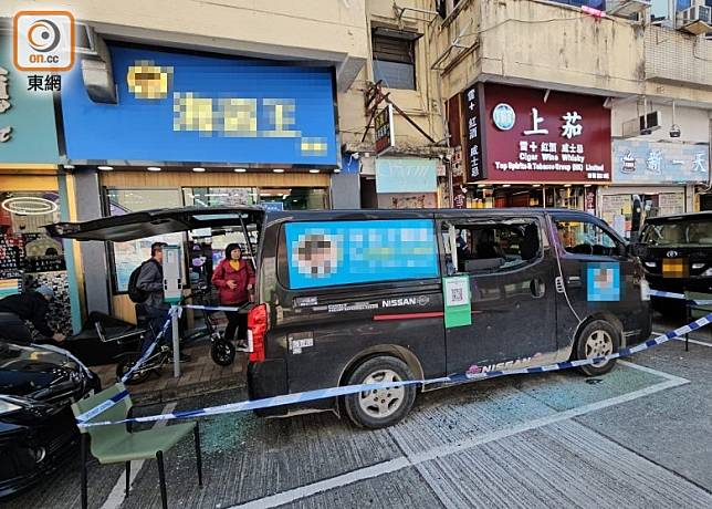 停泊餐廳對開的客貨車被歹徒扑毀。(吳鎮興攝)