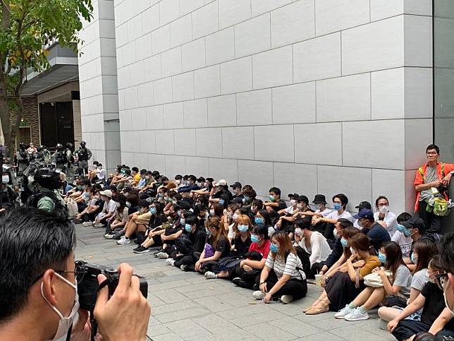 過百人在希慎廣場外被警方包圍要求坐下(商台新聞 陳詠欣攝)