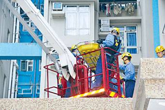 消防員架起雲梯救下墮樓老翁送院但不治。