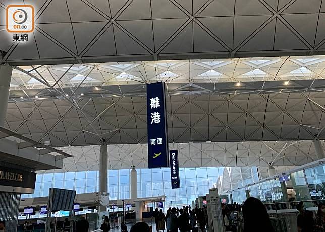 他向航空公司職員出示一張偽假的墨西哥永久居民身份證辦理登機手續。