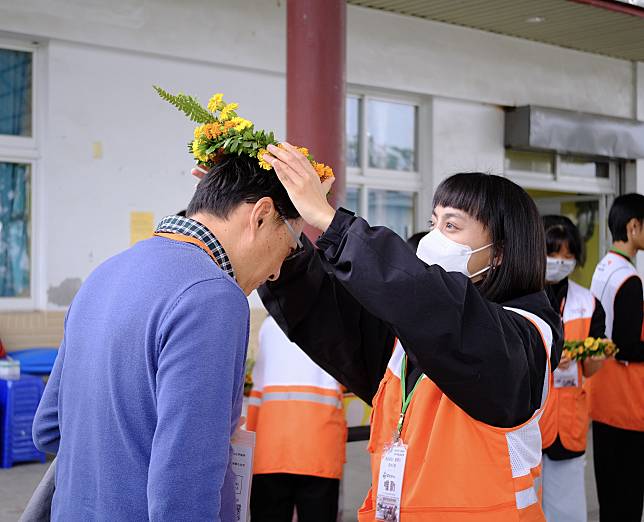 展屏志工為資助人戴上花環