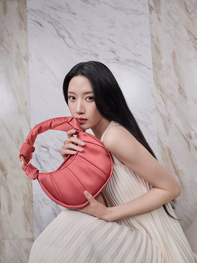 母親節禮物2024｜TUMI Asra 系列手袋邀請到享譽盛名的南韓女演員文佳煐作為新系列的代言人。