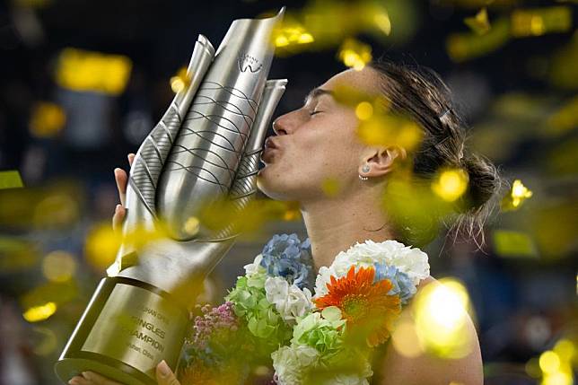 Aryna Sabalenka kisses the trophy after winning the 2024 Wuhan Open on Oct. 13, 2024. (Xinhua/Xiao Yijiu)