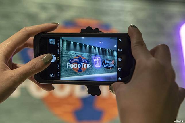 
<p>在通往7樓和8樓之間的樓梯間也有街頭風塗鴉，繼續你的拍照打卡上傳計畫吧！</p><p>
</p><p>
</p><p>
<b>新宿LUMINE EST</b></p><p>
</p><p>
地址：東京都新宿区新宿3丁目38番1号</p><p>
營業時間：現因新冠肺炎影響，營業時間有所調整，請以官網公佈時間為主</p><p>
</p><p>
<a href=