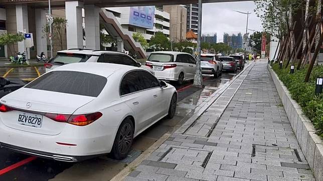 台中漢神洲際購物廣場周遭有許多車輛排隊等候入場。民眾提供