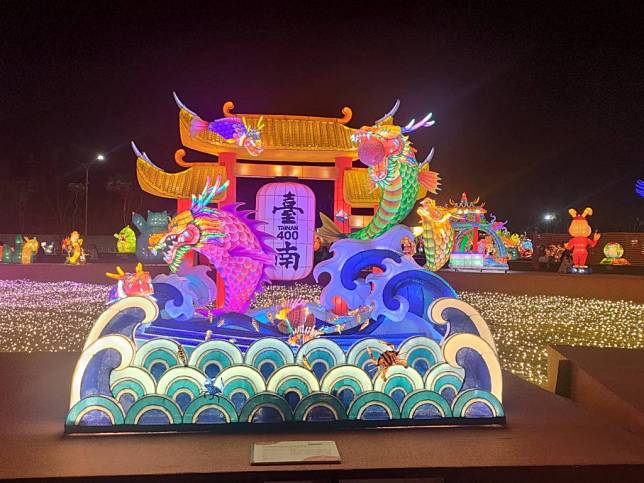 法務部矯正署台南第二監獄收容人的花燈作品獲得台灣燈會花燈競賽機關團體組燈王。（記者黃文記攝）