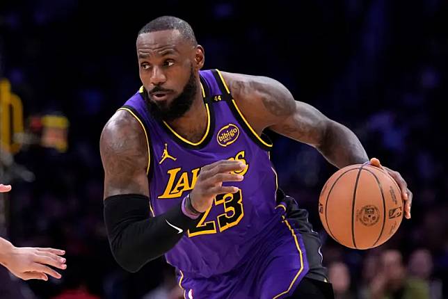 湖人今天在主場迎戰老鷹，「詹皇」LeBron James迎來40歲後第一次「背靠背」出賽，昨天轟下全場最高38分，今天再攻下30分，生涯第563場得分至少30分，正式超越Michael Jordan獨居歷史第一。（圖／美聯社／達志影像）