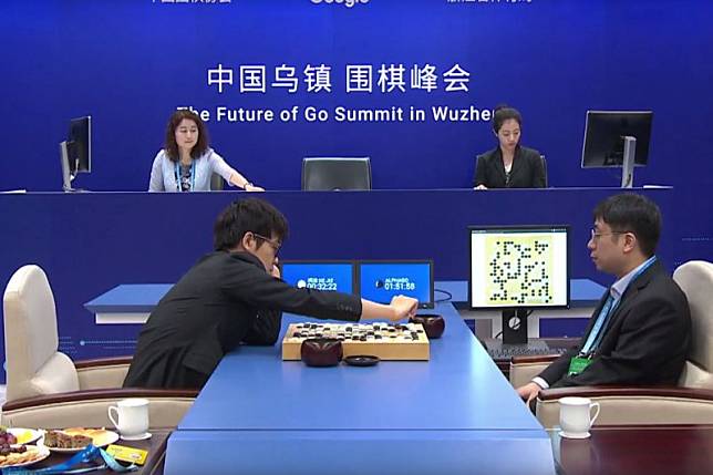 人工智慧軟體AlphaGo，今日與中國棋王柯潔進行最終戰，AlphaGo連下3場大獲全勝。(截圖自Youtube)