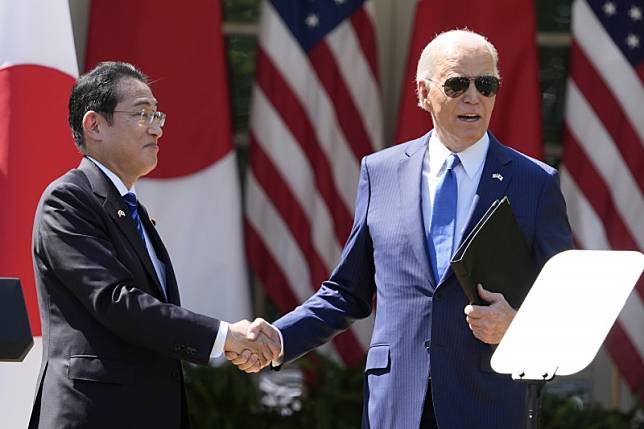 美國總統拜登和日本首相岸田文雄在白宮玫瑰園舉行聯合記者會。（美聯社）