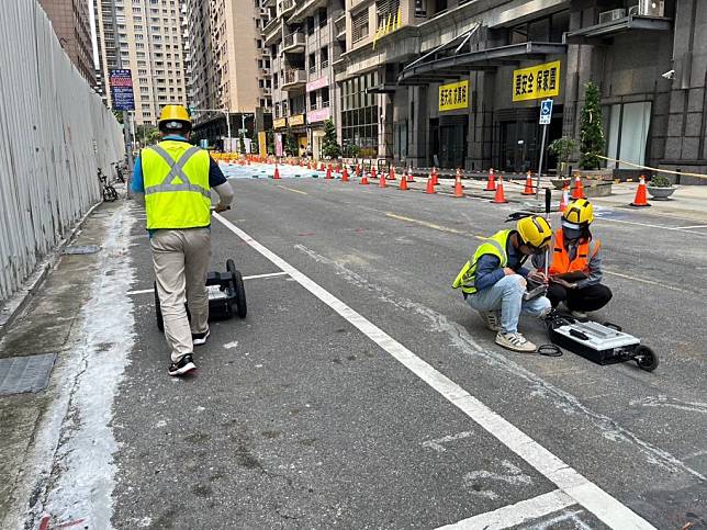 透地雷達再進場，竹縣府密集監測豐采520工地周邊道路，預計１０天後報告出爐。（記者彭新茹攝)