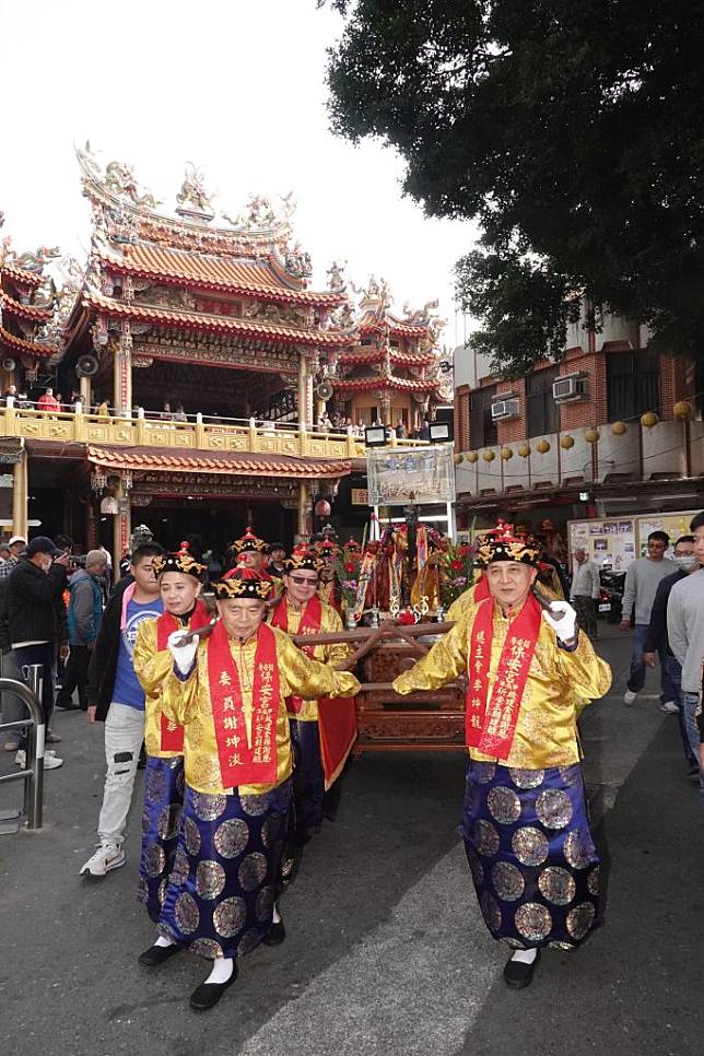 白河詔安厝保安宮昨由建醮總主會李坤龍（右）率建醮委員一起扶轎恭迎張府天師回廟鑑醮。（記者陳俊文攝）