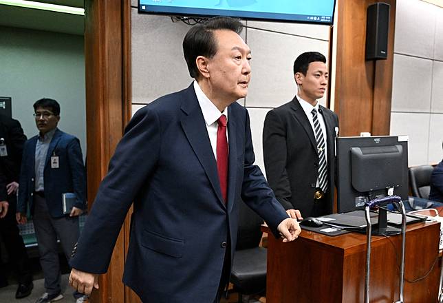 尹錫悅涉內亂等罪，今日遭檢方聲請逮捕令，圖為他4月出庭。（路透社）