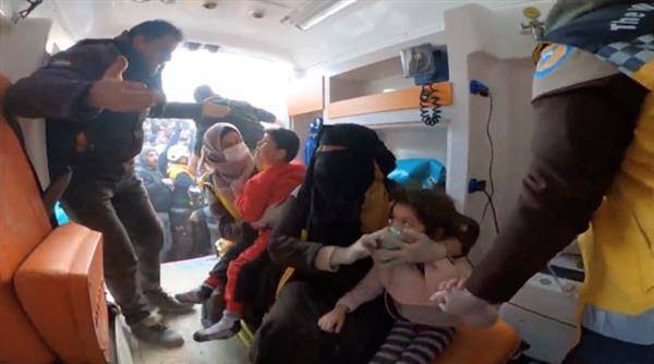 強震後獲救的土耳其兒童，在救護車上接受氧氣等救治。路透社